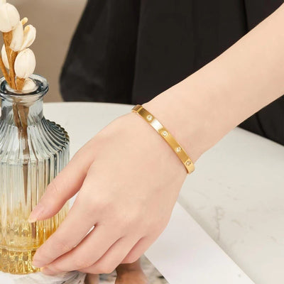 Fashionable and luxurious bracelet