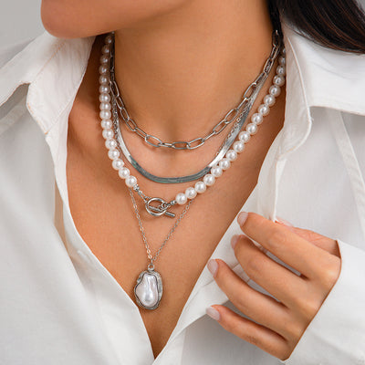 Circular pearl pendant necklace