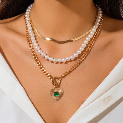 Fashionable pearl pendant necklace