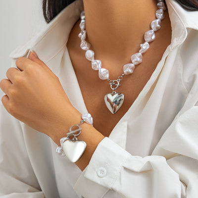 Fashionable pearl necklace set